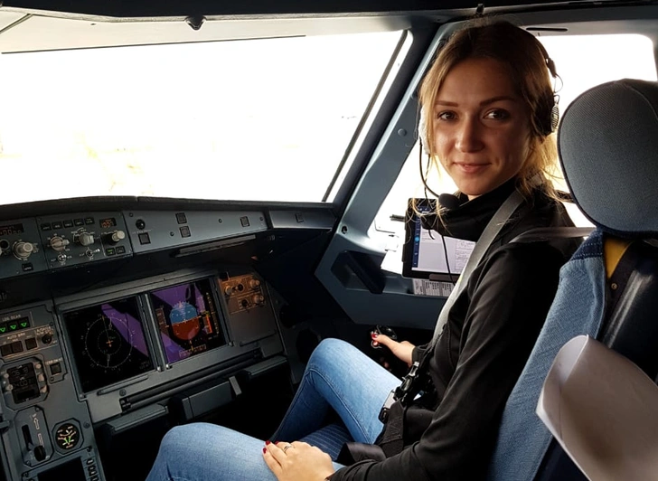 Елизавета во время обучения полетам на Airbus A320/21/19
