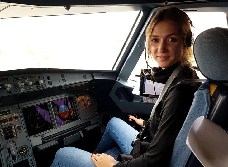 Елизавета во время обучения полетам на Airbus A320/21/19
