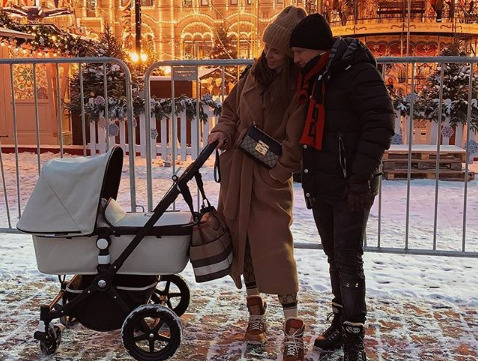 Ханна с мужем и дочерью | Источник: Instagram (запрещенная в России экстремистская организация)
