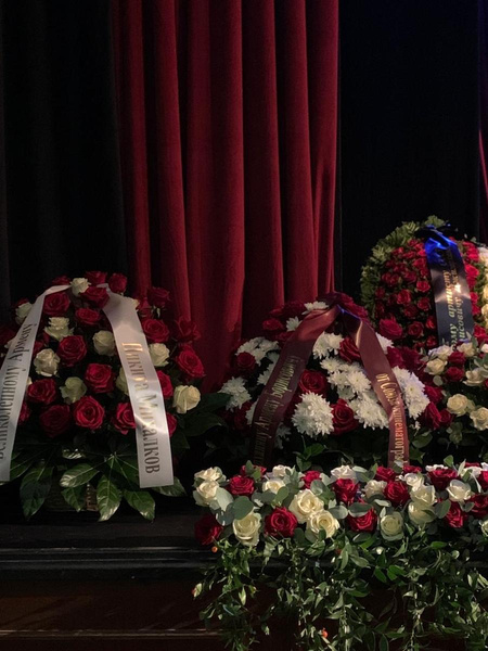 Армена Джигарханяна похоронили в Москве: трансляция