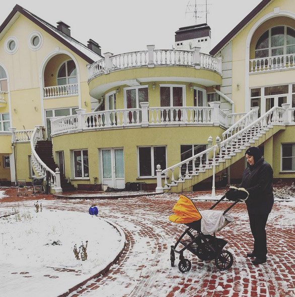 Во дворе дома, в котором живет героиня Бербер, Лера, гуляет ее мама с маленькой дочерью