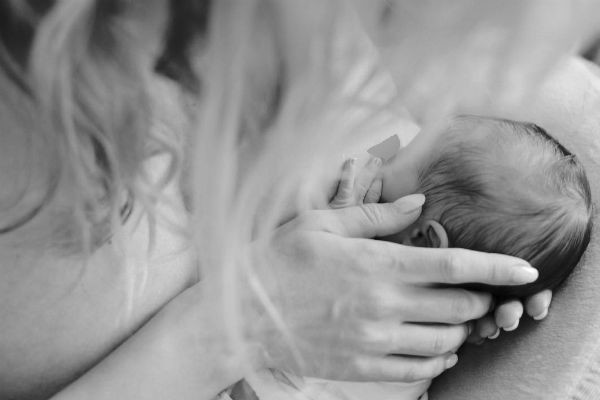 Практически сразу после родов Светлана показала первое фото новорожденной малышки