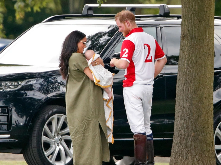Принц Гарри и герцогиня Меган с Арчи Маунтбеттен-Виндзором, Уокингем, 10 июля 2019