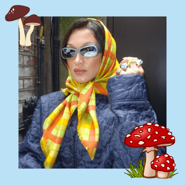 Фото №1 - Не бледная поганка, а серьезный гриб: Белла Хадид гуляет по Нью-Йорку в огромной коричневой панаме