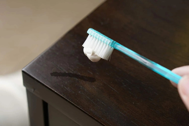 Удаление пятна от маркера зубной пастой