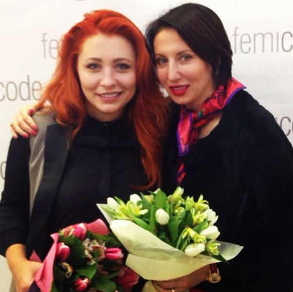 Анастасия Спиридонова и Алика Смехова уже получили свои букеты к празднику