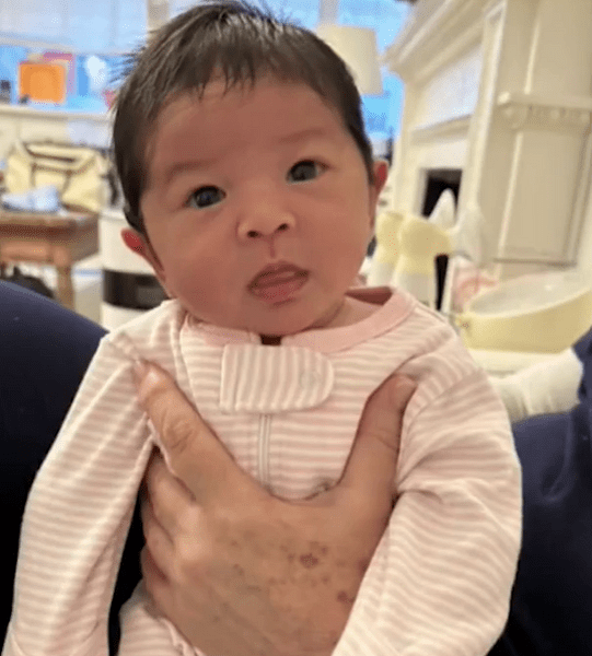 Роберт Де Ниро показал новорожденную дочь и раскрыл ее имя