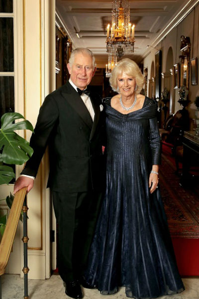 На вечеринке, устроенной в честь принца Чарльза, гостей встречала его супруга