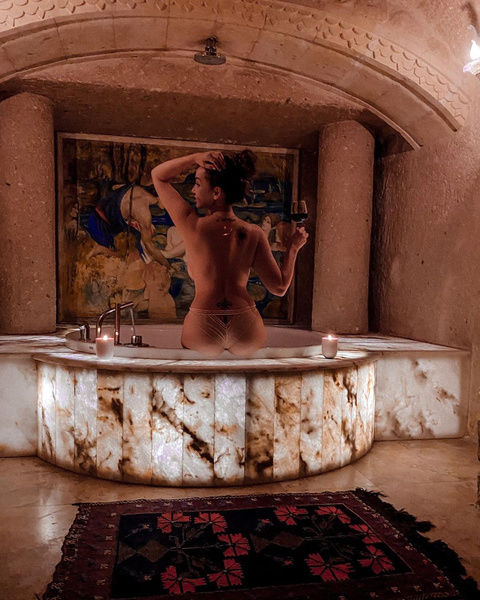 Анфиса Чехова сделала фото топлес в ванной