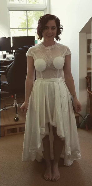 Как выглядит платье, которое невеста заказывала для свадьбы, но надела только на Хэллоуин