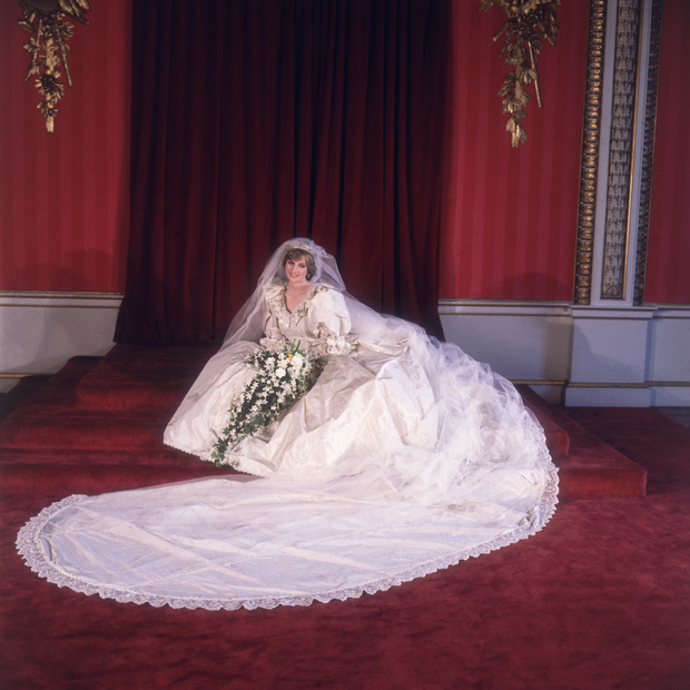 Фото №1 - Королевская свадебная традиция, которую нарушили бунтарка Меган Маркл и даже любимица Елизаветы II Кейт Миддлтон