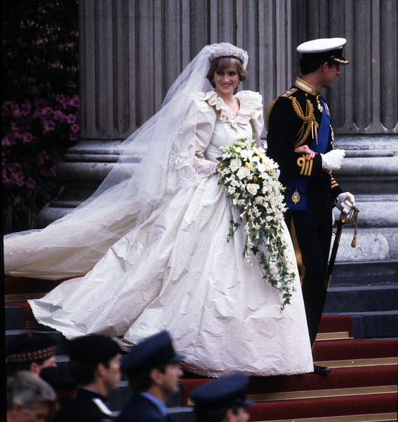 <p><strong>1981: принцесса Диана. </strong>Потрясающее свадебное платье принцессы Дианы было украшено более чем 10 000 жемчужин и&nbsp;почти восьмиметровым шлейфом.</p>