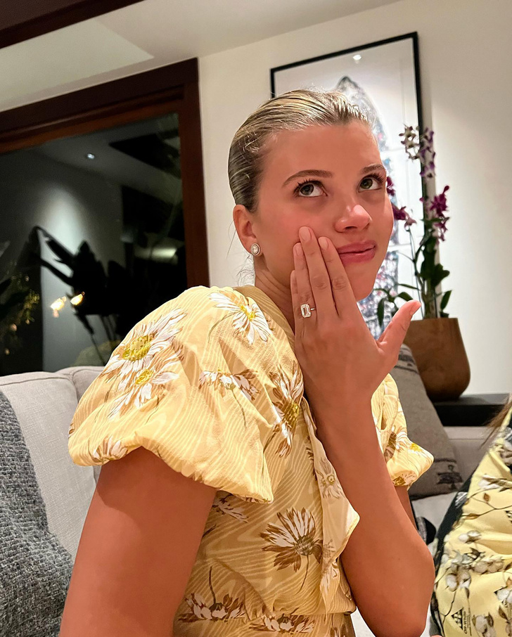 Модель София Ричи объявила о своей помолвке и показала огромный бриллиант «как у Джей Ло»