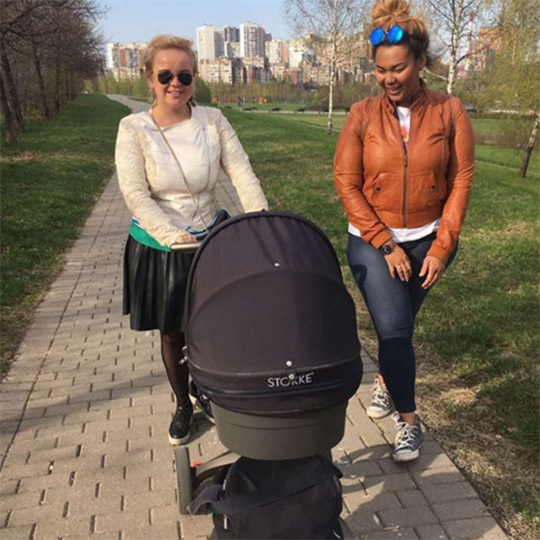 Корнелия Манго на прогулке с подругой и ее дочкой совмещает приятное с полезным