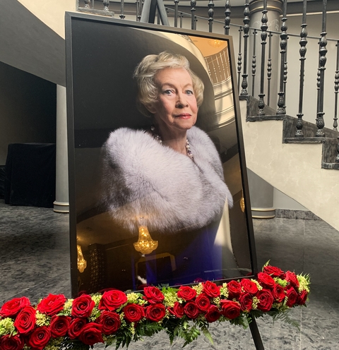 Портрет Александры Назаровой украшал вход в театр