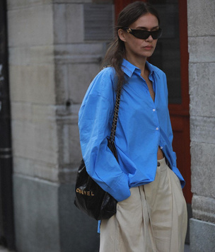 Шведка Каролин Бломст учит модному скандинавскому минимализму: где купить голубую рубашку и бежевые брюки, как у нее?