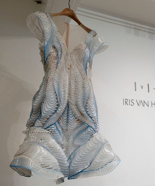 Eco-ELLE: Evian и Iris van Herpen создали платье из переработанных бутылок