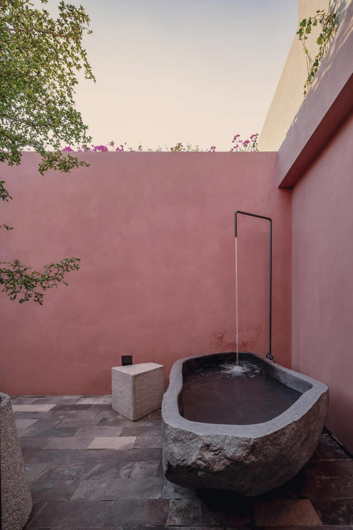 Розовый отель в небольшом мексиканском городе