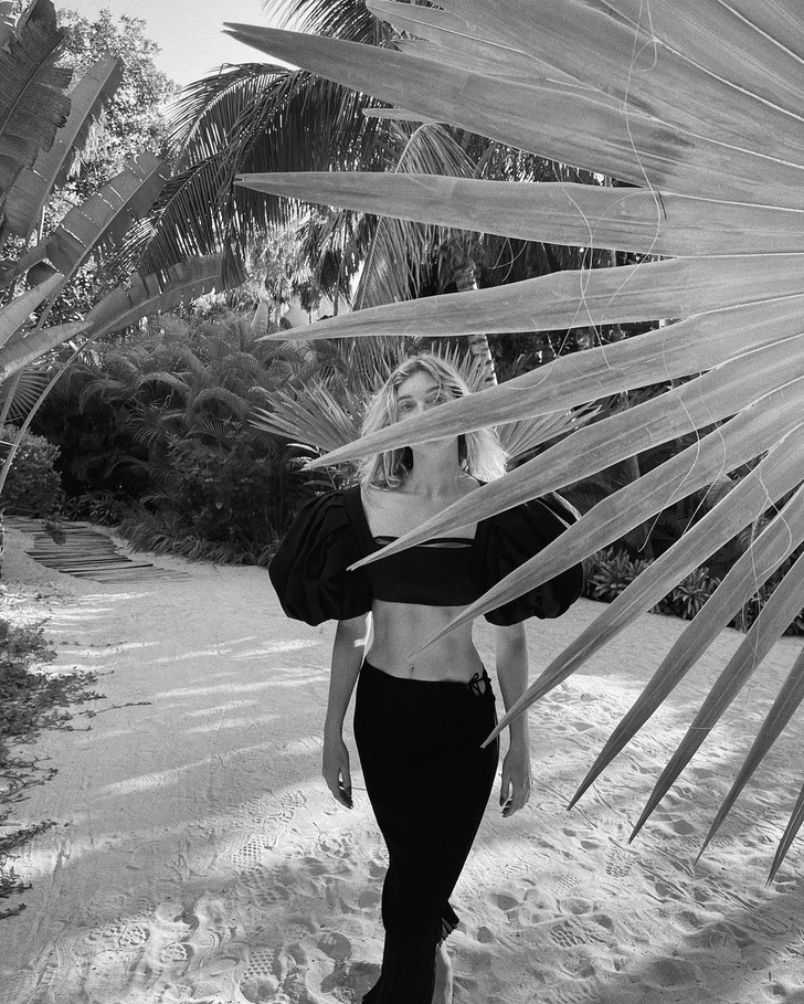 Юбка миди + кроп-топ: самый женственный образ Эльзы Хоск