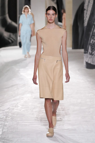 Монохром и платья на все случаи жизни: коллекция Hermès SS21