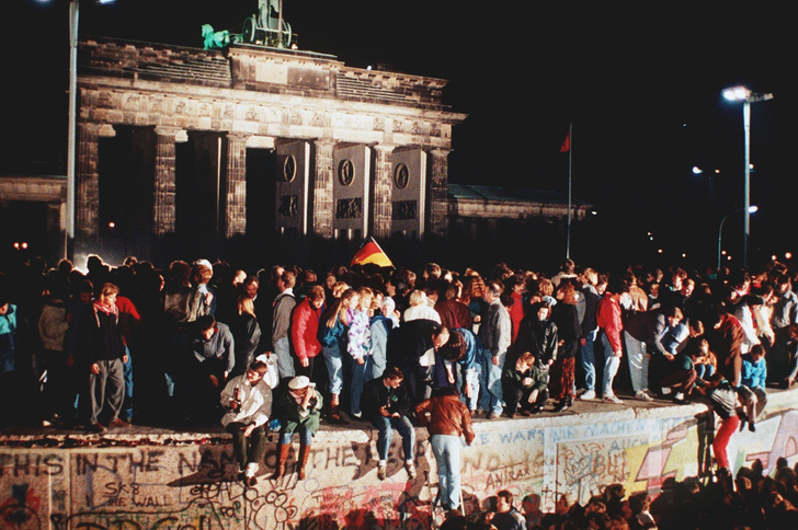 33 года назад пала Берлинская стена