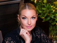 Анастасия Волочкова села на шпагат на крыше лимузина