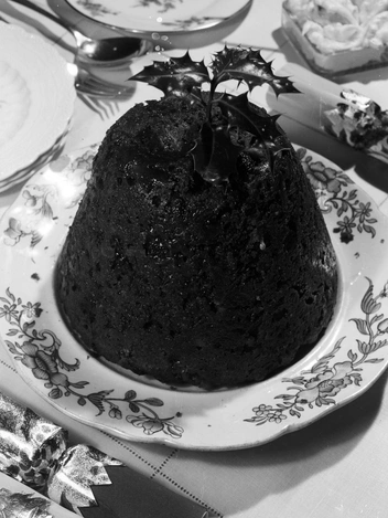 Рождественский пудинг, украшенный остролистом, 1951