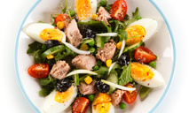 Салат с тунцом и маслинами