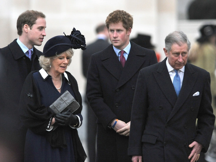 Принцы Уильям и Гарри с отцом и мачехой на открытии мемориала Королевы-матери, 24 февраля 2009