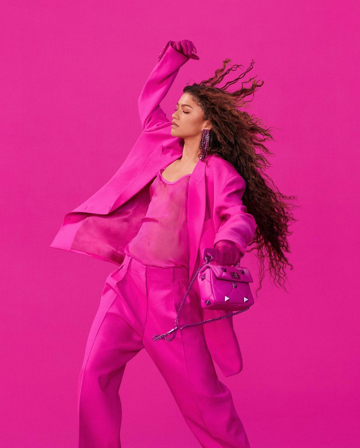 Жизнь в розовом цвете: Зендая в очень яркой рекламной кампании Valentino