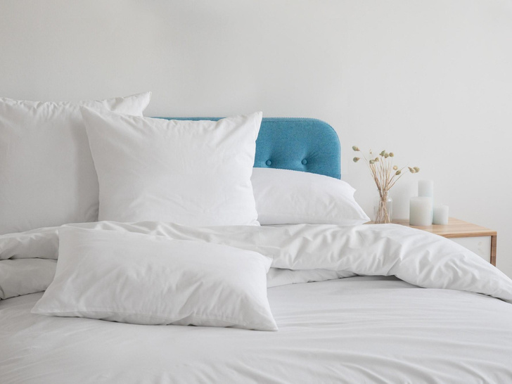 Почему нельзя спать на двух подушках: главные опасности