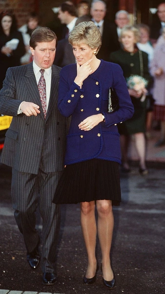 Принцесса Диана со своим телохранителем в Оксфорде, ноябрь 1990