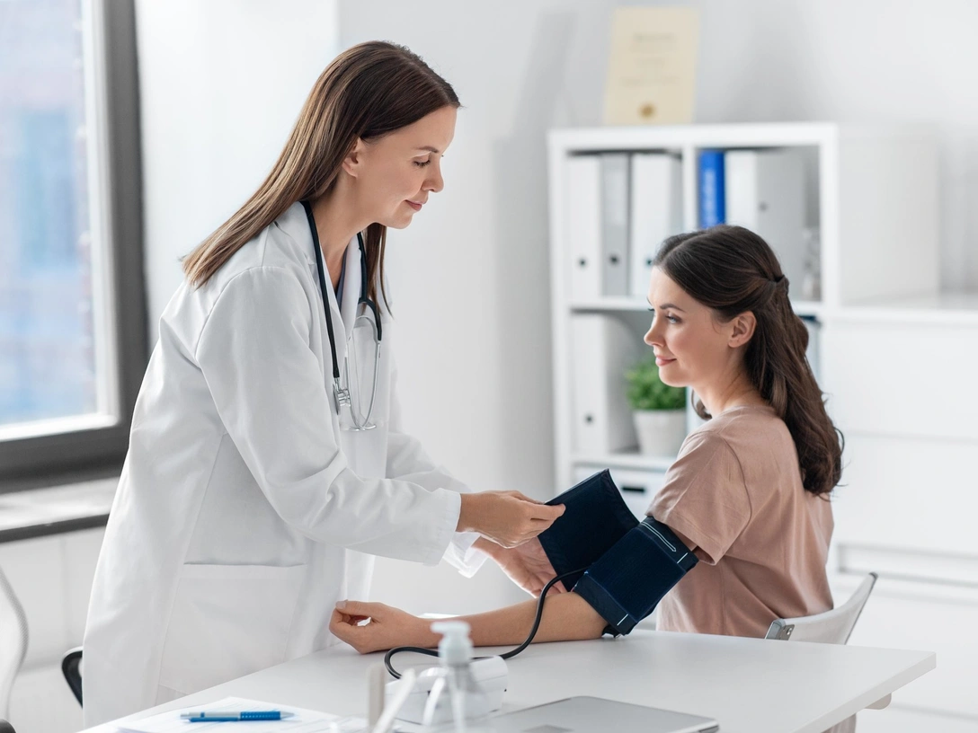 Срочно к врачу: 7 симптомов, которые вы всегда игнорируете и считаете нормой — но они крайне опасны | marieclaire.ru