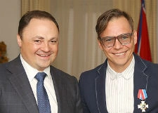 Мэр Владивостока наградил Лагутенко орденом и снялся в его клипе