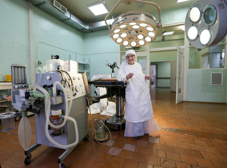 Замужем за работой: все о старейшем практикующем хирурге России Алле Левушкиной, которая оперировала до 90 лет