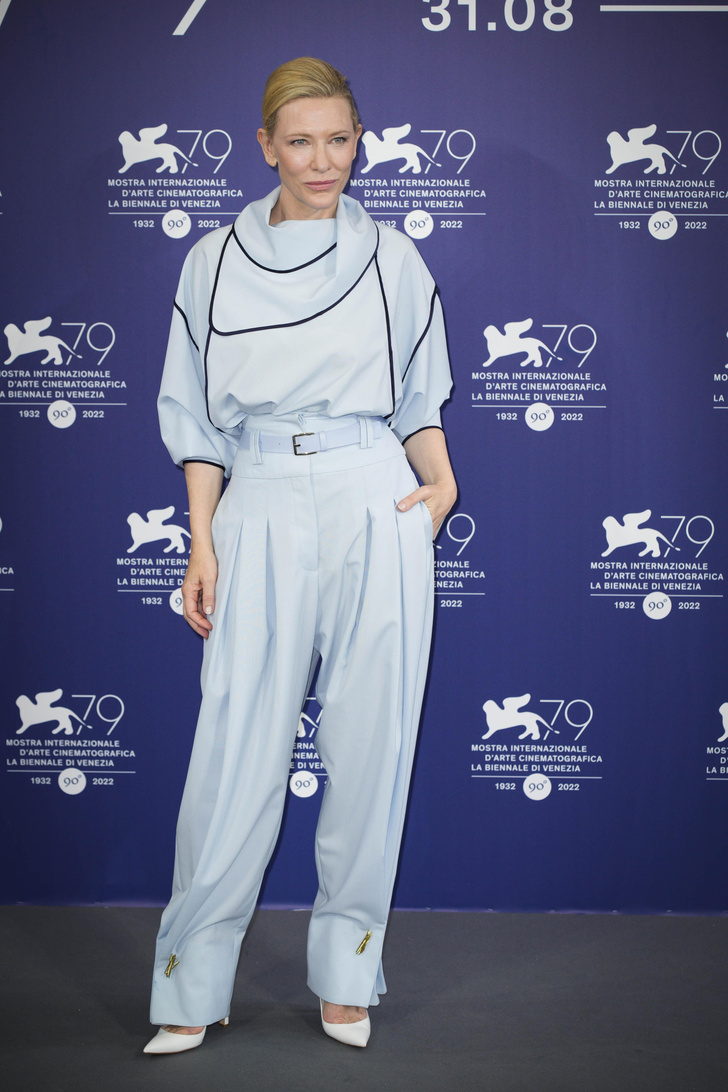 Кейт Бланшетт в нежно-голубом костюме Roksanda с очень необычной деталью