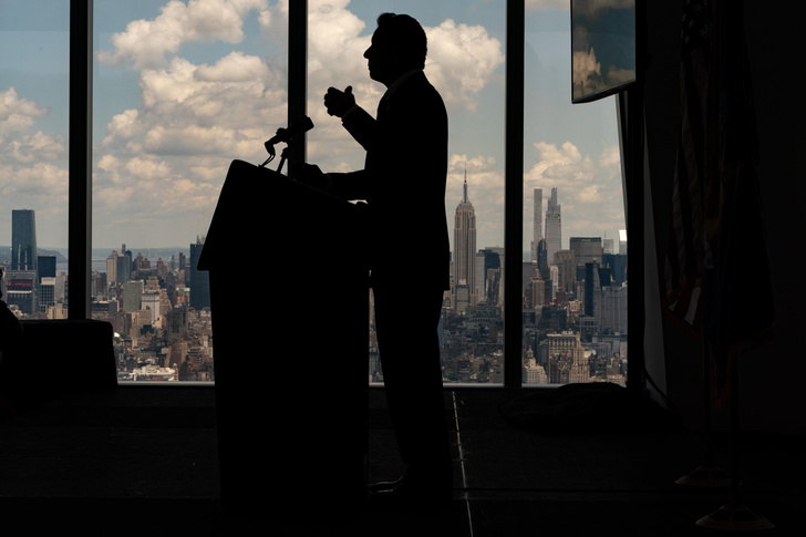 «Смеялся над Моникой Левински»: губернатор Нью-Йорка покинул пост из-за обвинений в харассменте