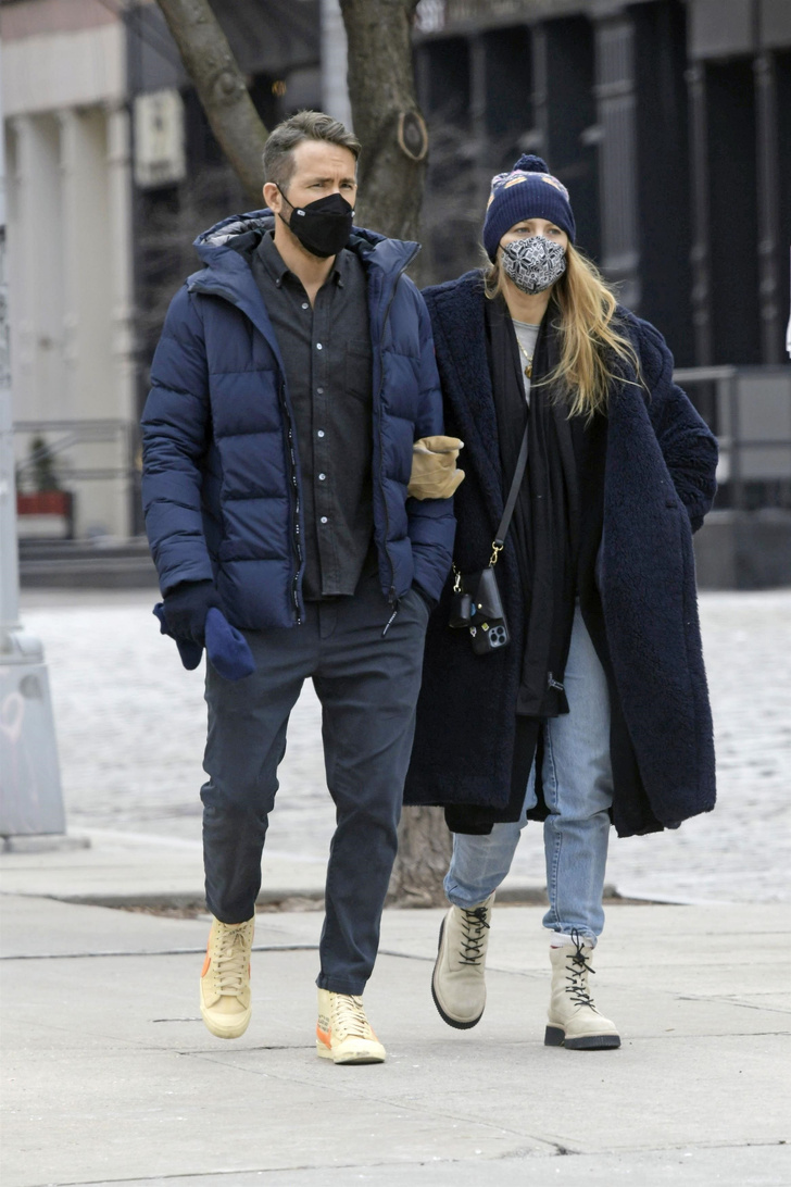 Уютная мода: Блейк Лайвли в плюшевой шубе и скандинавской вязаной шапке гуляет с мужем