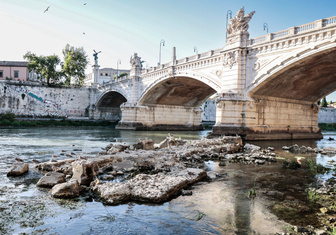 В Риме из вод Тибра показались руины древнего моста