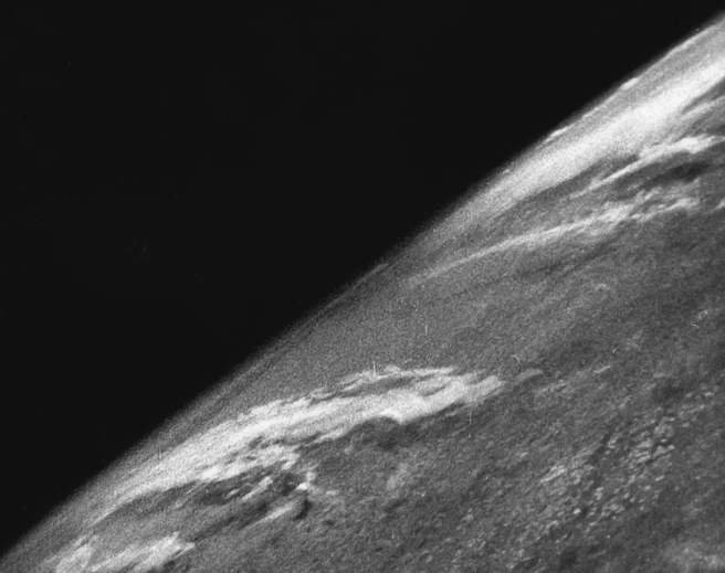 Первое изображение Земли из космоса, 24 октября 1946 года, V-2 № 13 | Источник: NASA / White Sands Missile Range / Applied Physics Laboratory