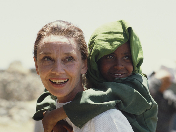 «Ангел с печальными глазами»: как Одри Хепберн меняла мир к лучшему