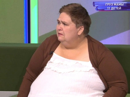 «Думала, хорошего человека должно быть много»: весящая 150 кг мать 11 детей умирает из-за ожирения