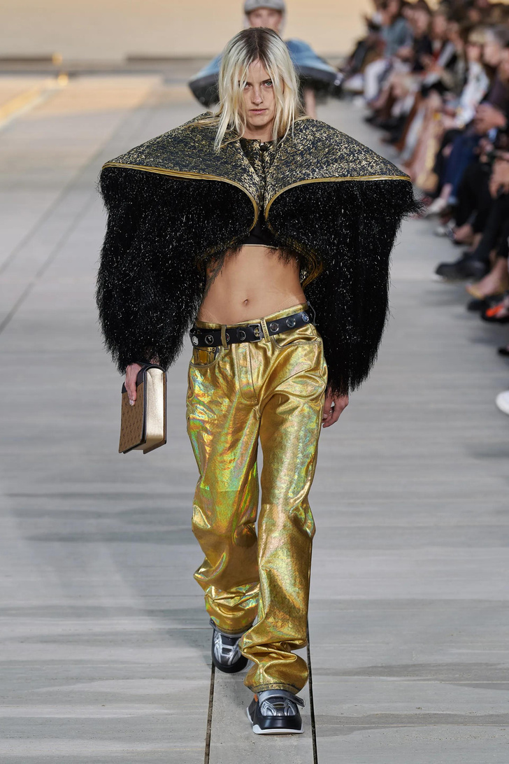 Круизная коллекция Louis Vuitton вдохновляет носить ремни на обнаженной талии, квадратные топы и платья с капюшонами