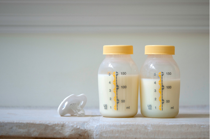 Как хранить сцеженное грудное молоко: 6 важных правил