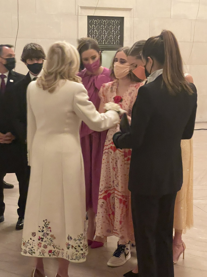 Иванка, прощай! Новая «принцесса» Белого дома — Эшли Байден в безупречном смокинге с ослабленным галстуком
