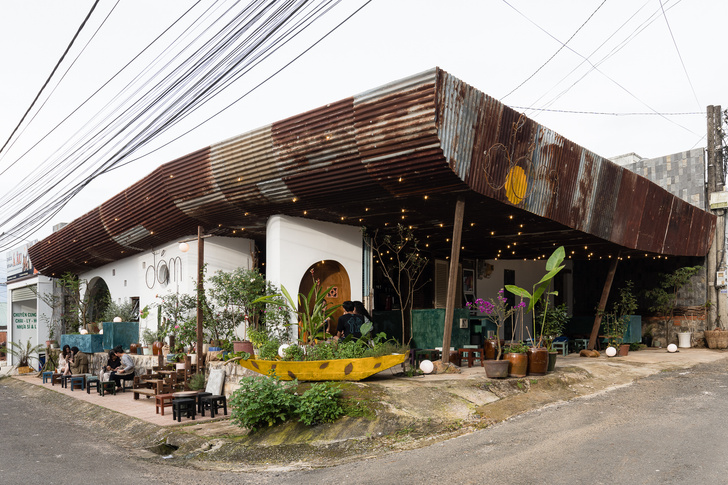 Вьетнамская кофейня в здании бывшей мастерской