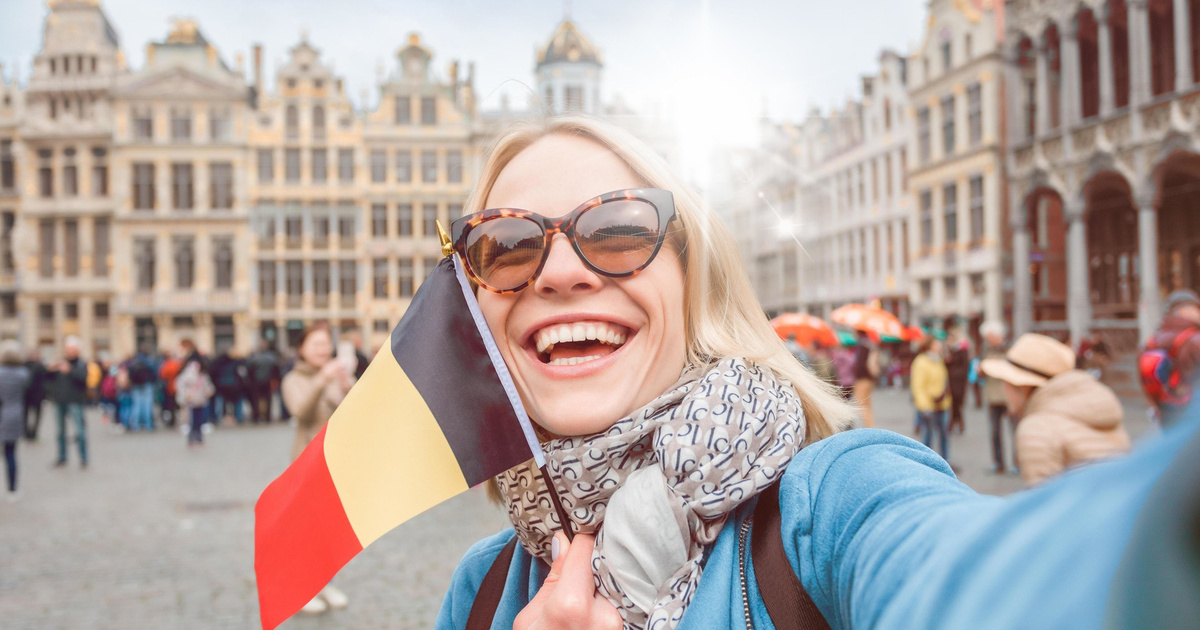 На каком языке говорят бельгийцы. Население Бельгии. Brussels young people and Belgian Flags