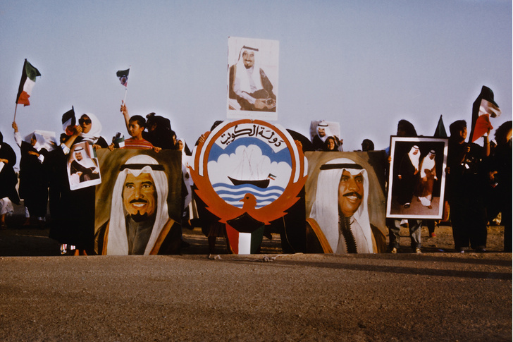 Демонстрация в Кувейте после вторжения Ирака в страну в начале войны в Персидском заливе, 4-6 августа 1990 года. В центре — герб Кувейта, принятый в 1962 году.