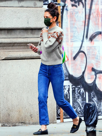 Кэти Холмс показывает, каким свитером разнообразить casual-образ с джинсами