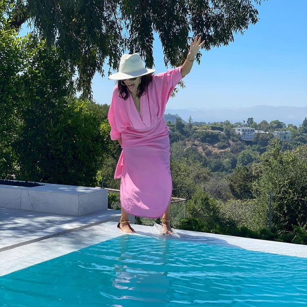 Фото №2 - Ева Лонгория встречает выходные в воздушном розовом платье и соломенной шляпе